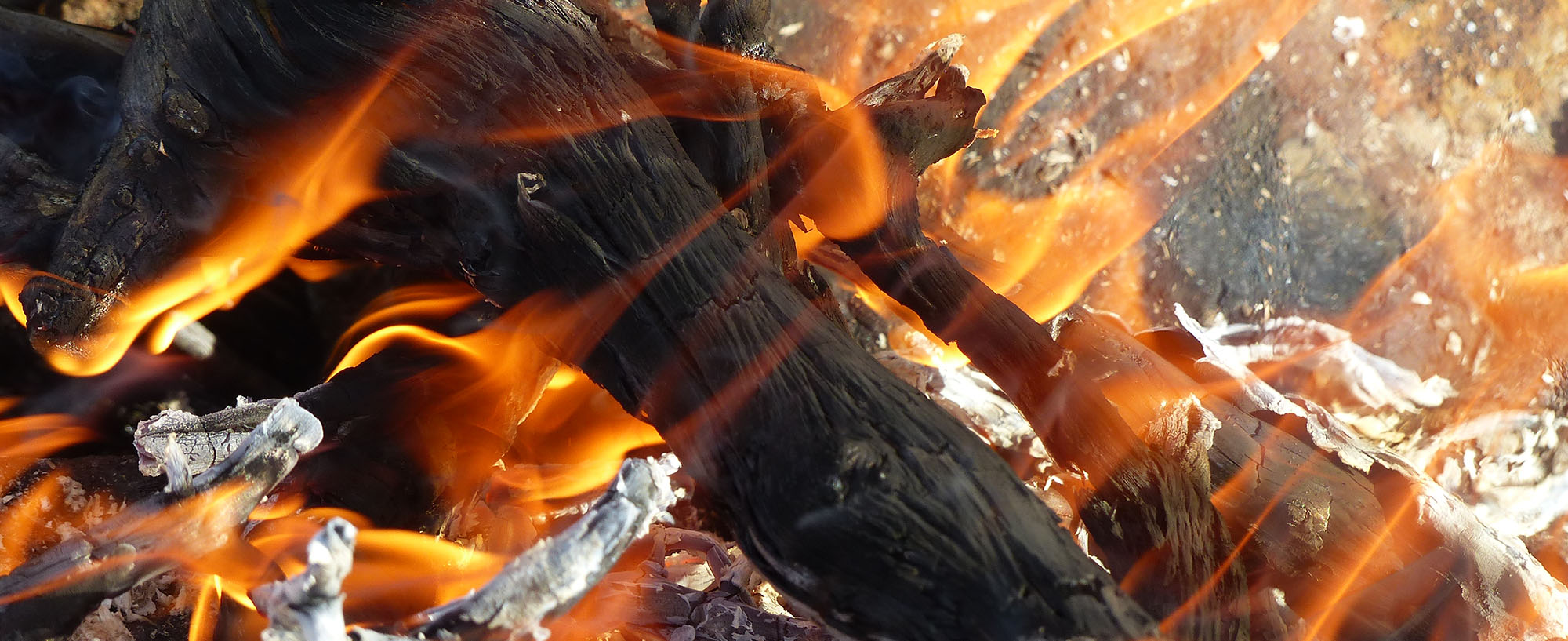 Bålet og menneskenes forhold til ild er helt sentralt i samfunnsutviklingen og kanskje det mest essensielle når det gjelder overlevelse og sosialt samkvem i hus, hytte og i friluftssammenhenger i skog og mark og i fjellet. Engelskmennene kaller vår form for bålbrenning på tur for "The Scandinavian Art of Firemaking"
